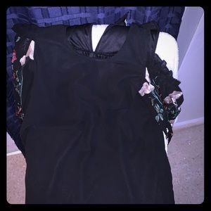 Traje corto con escote en ambas mangas